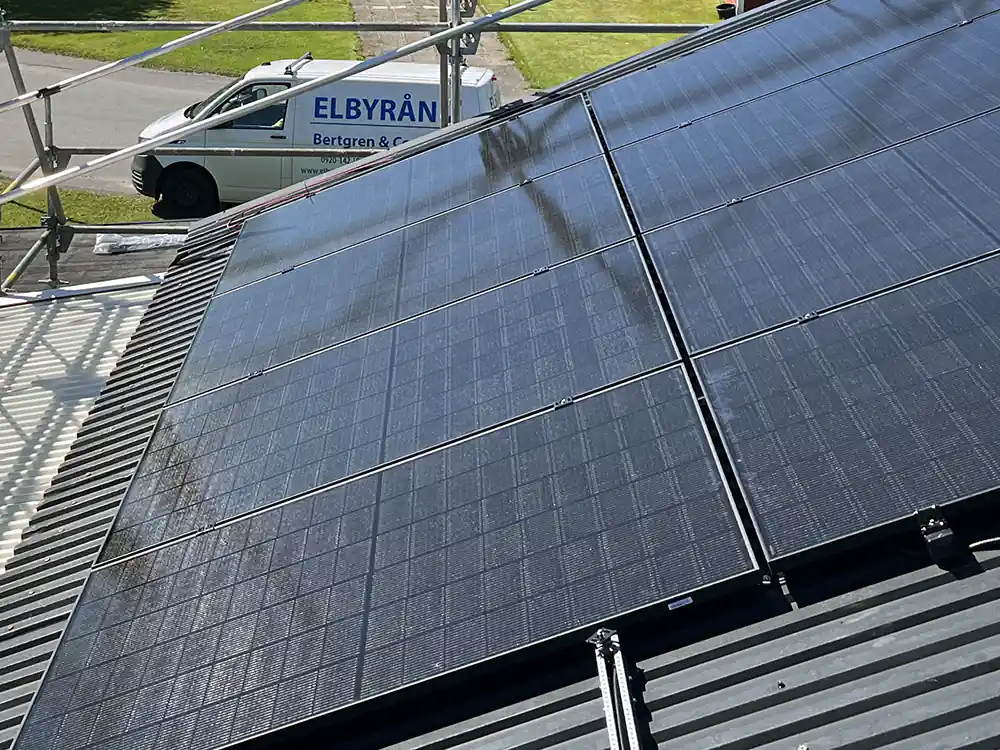 Elbyrån installerar solpaneler